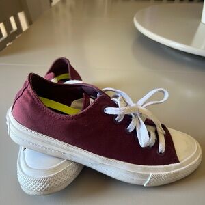 Burgundy women’s converse, extra comfy sole and only worn once
